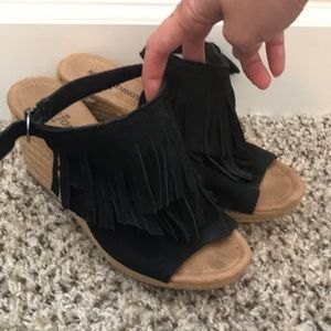 Minnetonka wedge black fringe sandals size 7